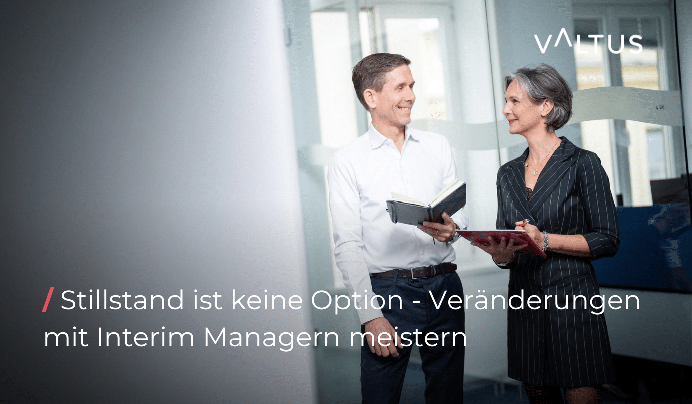 Zwei professionelle Interim Manager im Gespräch in einem modernen Büro, beide mit Notizbüchern – Textaufschrift: 'Stillstand ist keine Option – Veränderungen mit Interim Managern meistern', Logo von Valtus im Hintergrund.