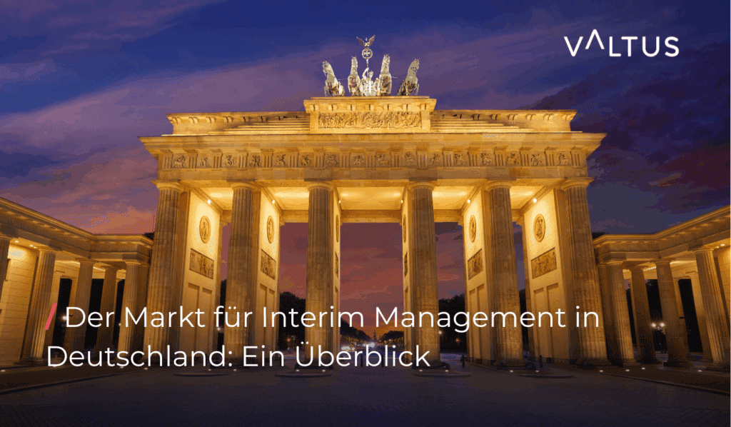 Beleuchtetes Brandenburger Tor bei Sonnenuntergang mit dem Schriftzug ‚Der Markt für Interim Management in Deutschland: Ein Überblick‘ und Valtus-Logo