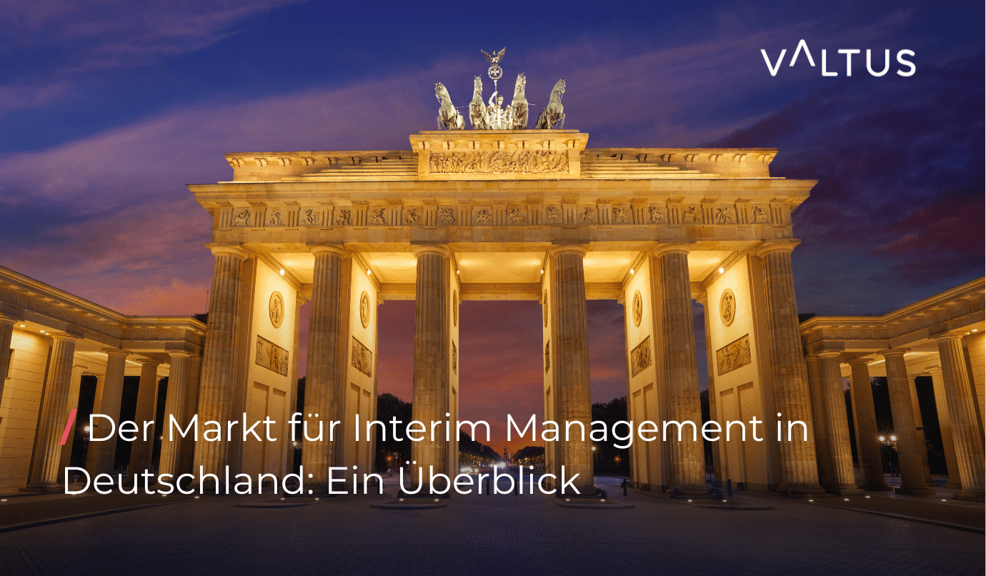 Beleuchtetes Brandenburger Tor bei Sonnenuntergang mit dem Schriftzug ‚Der Markt für Interim Management in Deutschland: Ein Überblick‘ und Valtus-Logo